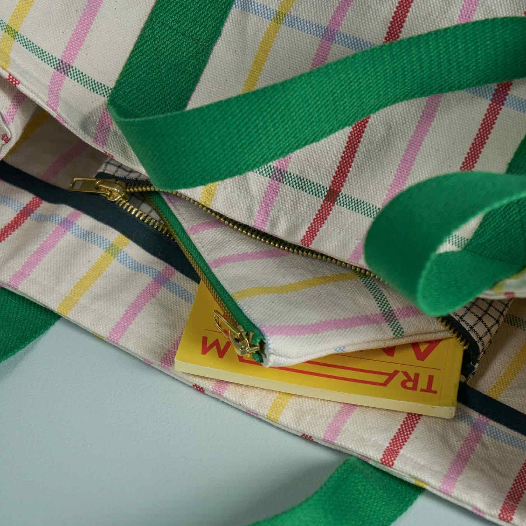 borsa daily fair play multicolore, colore multicolore, taglia 25 x 38 x 15. compatta ma capiente, perfetta per ogni esigenza urbana