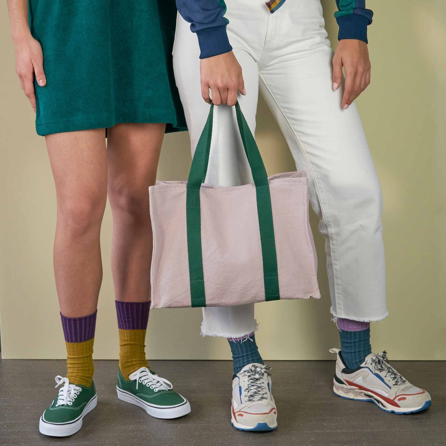 borsa daily iona pepe rosa, colore pepe rosa, taglia 25 x 38 x 15. compatta ma capiente, perfetta per ogni esigenza urbana