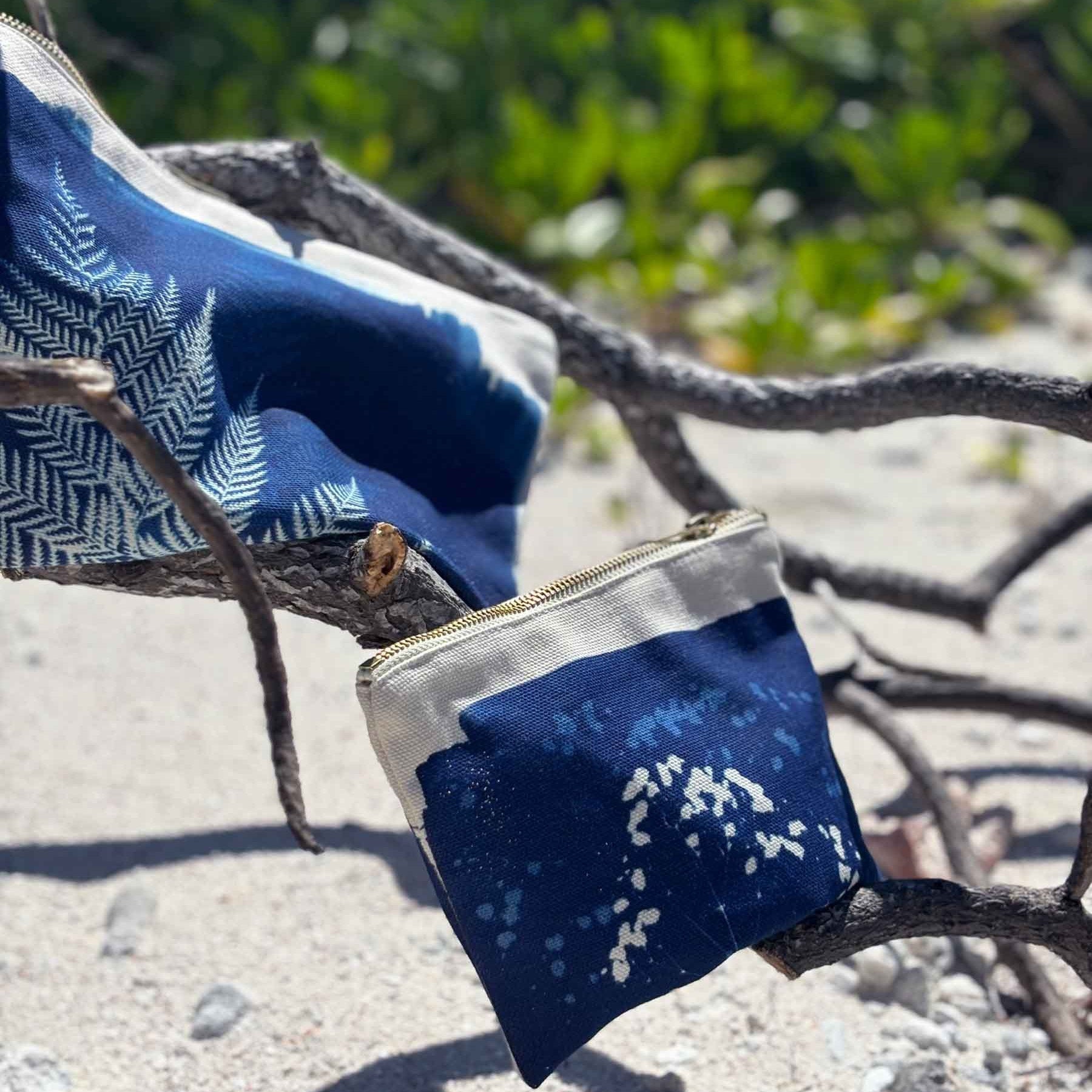 pochette fougere blu, colore blu, taglia l. realizzata in cotone biologico con interno rivestito, pratica ed eco-friendly