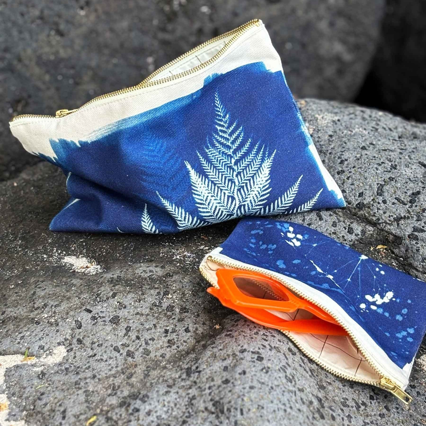 pochette fougere blu, colore blu, taglia l. pochette elegante ideale per organizzare oggetti personali con stile