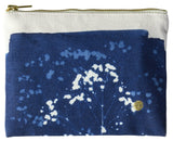 pochette gypso blu, colore blu, taglia m. vista frontale della pochette in tessuto naturale su sfondo neutro
