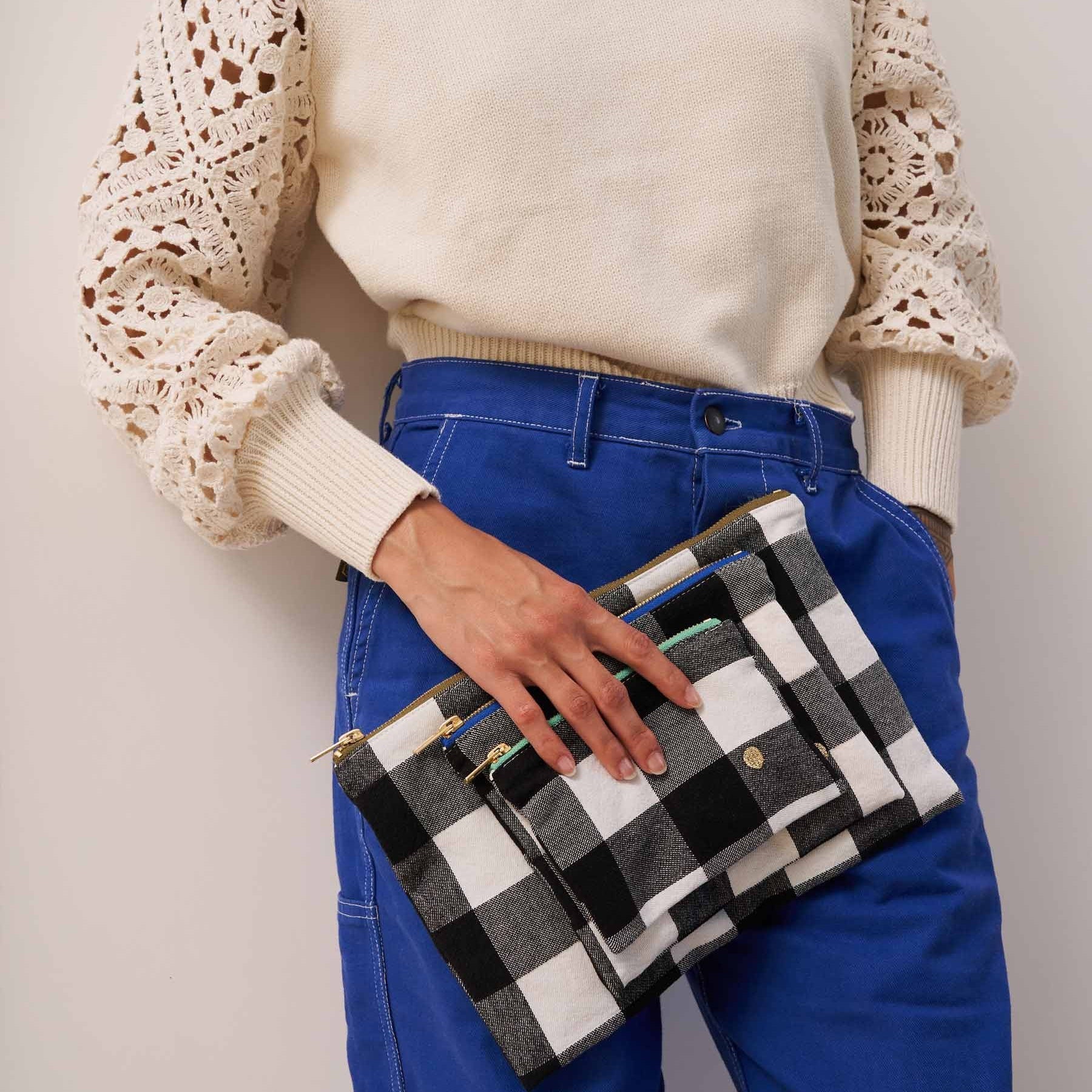 pochette max caviar, colore max caviar, taglia m. pochette elegante ideale per organizzare oggetti personali con stile