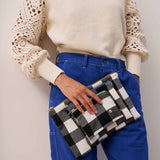 pochette max caviar, colore max caviar, taglia m. pochette elegante ideale per organizzare oggetti personali con stile