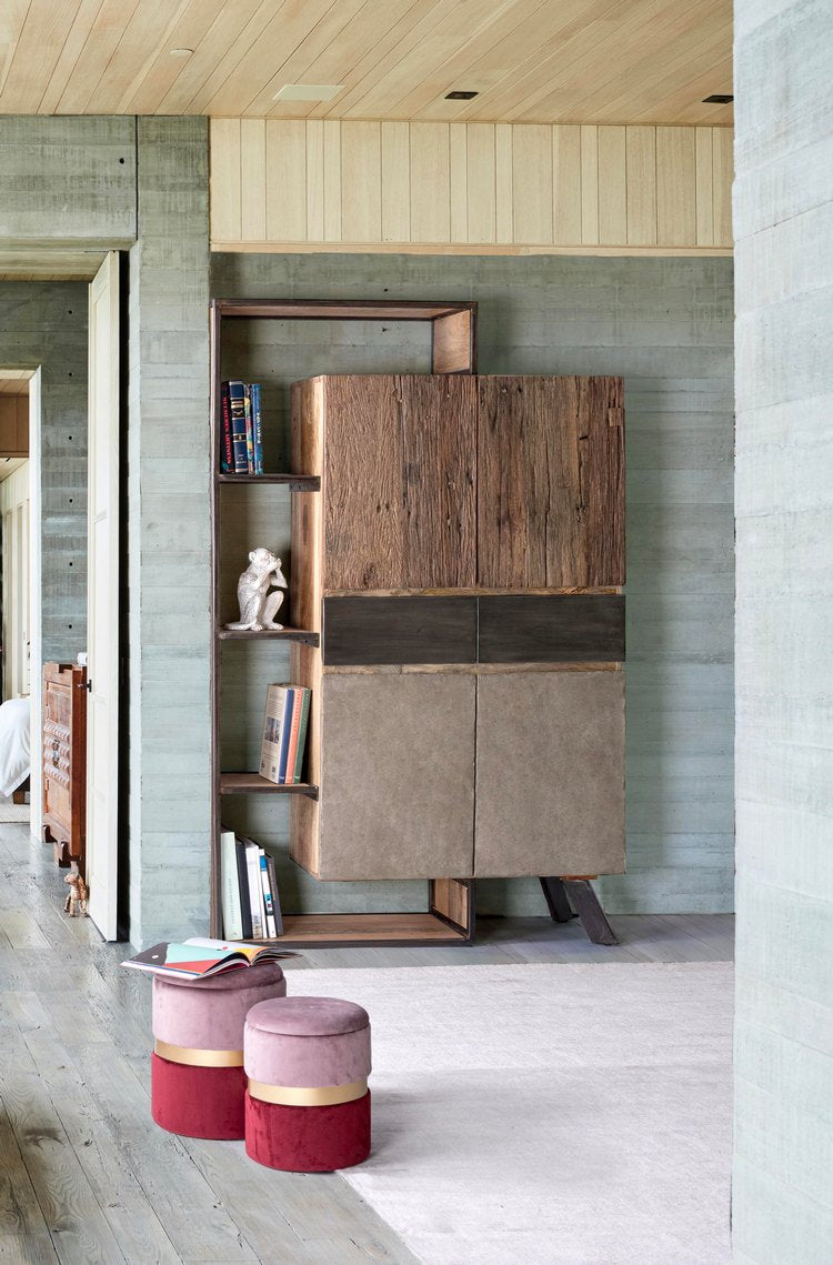 credenza manchester in legno di mango e acciaio nero, 118x38x180 cm, ambientazione d’arredo con il prodotto protagonista