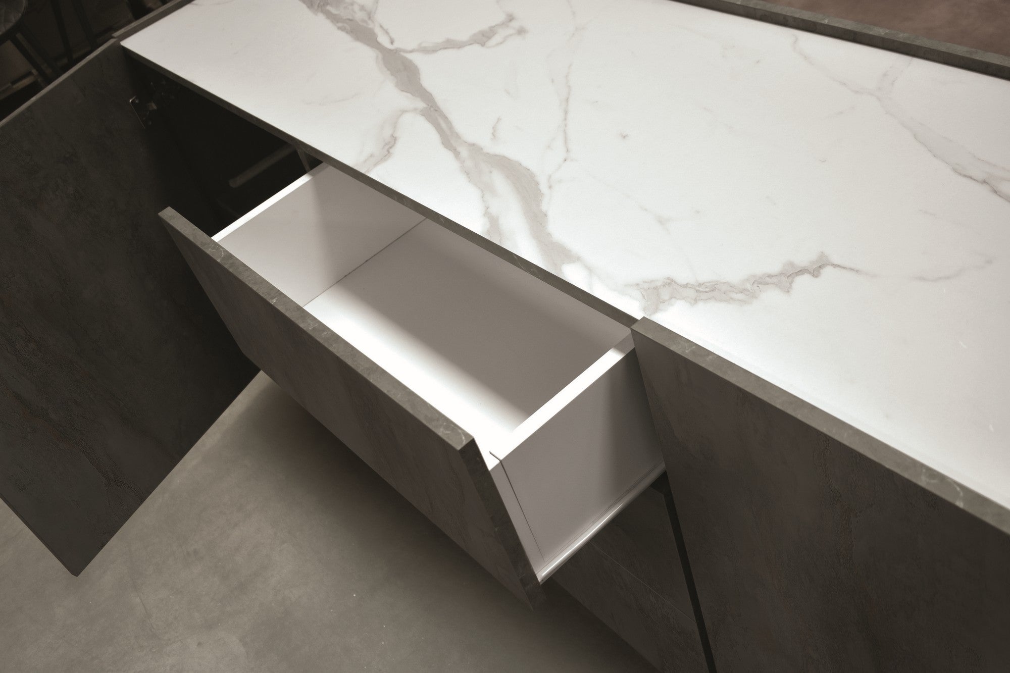 credenza pietrasanta in legno, finitura in acciaio ossidato, piano effetto marmo statuario, 200×50 cm, vista laterale per...