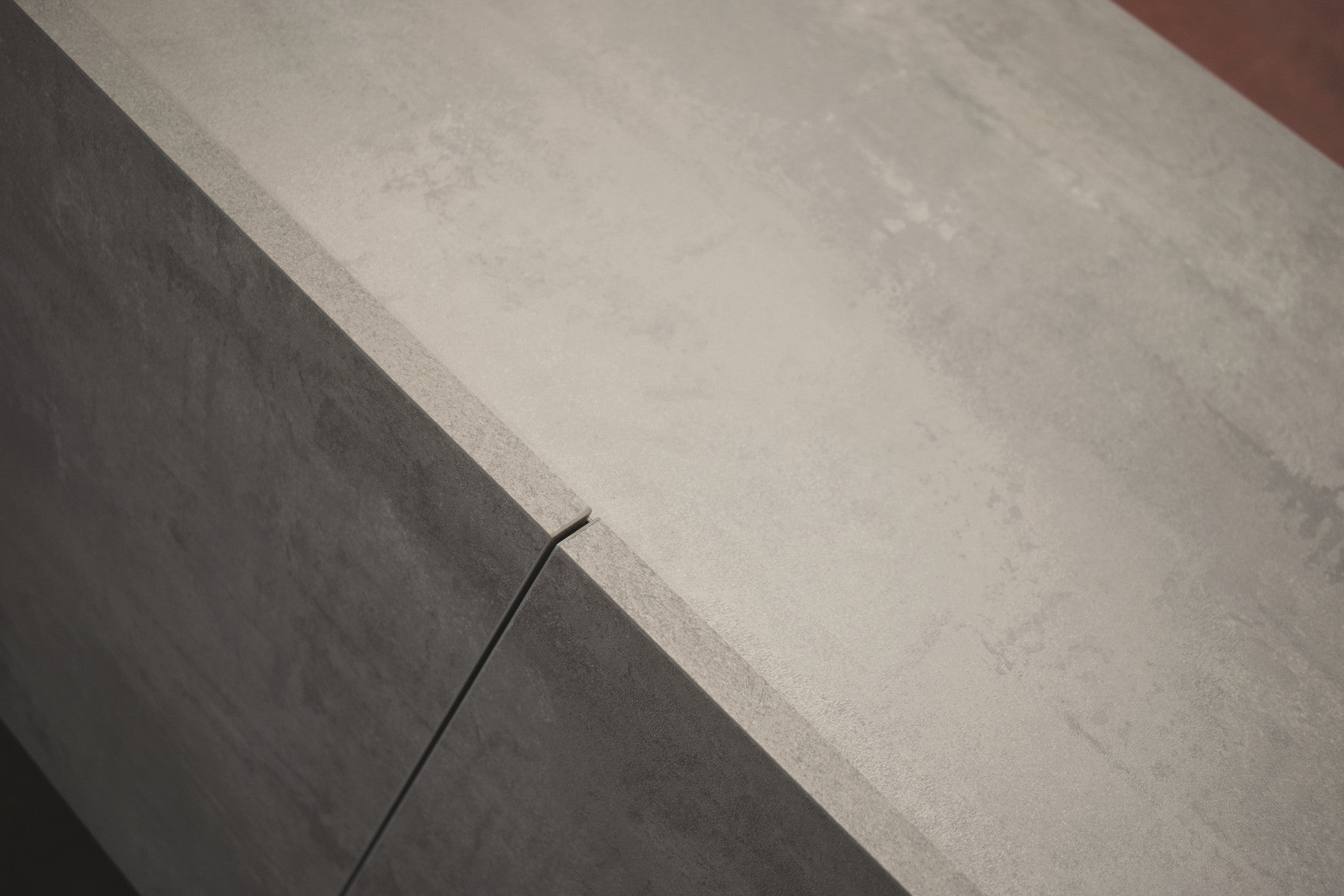 credenza gorgona in legno, finitura in grigio cemento, 180×50 cm, vista laterale per evidenziare profondità e proporzioni