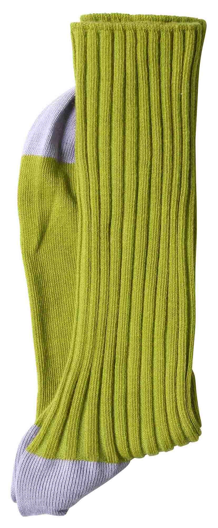 calzini yvette pistacchio, colore pistacchio, taglia 39/41. paio di calzini ecosostenibili piegati su sfondo neutro per evidenziare il tessuto naturale