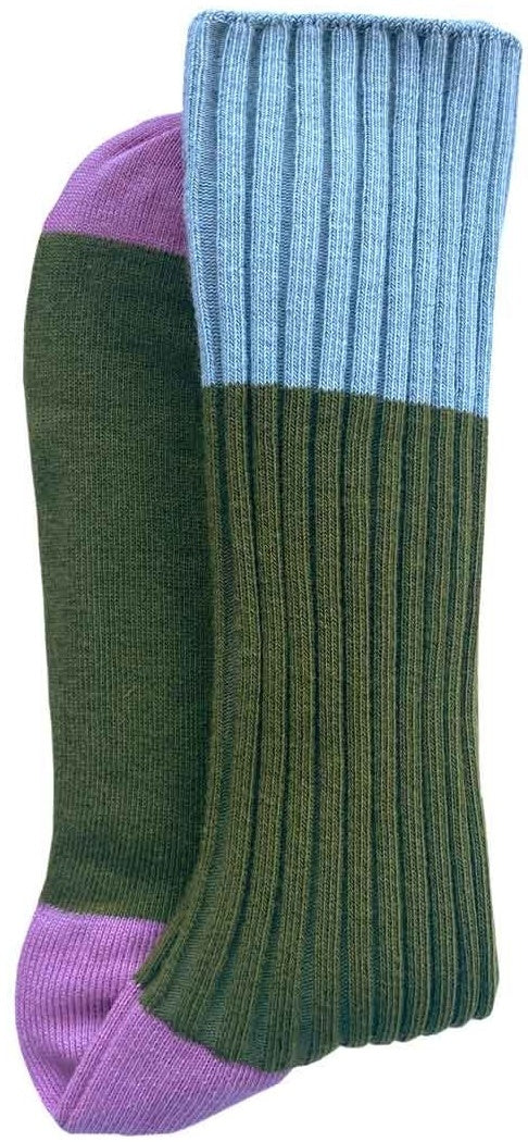 calzini yvette oliva, colore oliva, taglia 39/41. paio di calzini ecosostenibili piegati su sfondo neutro per evidenziare il tessuto naturale