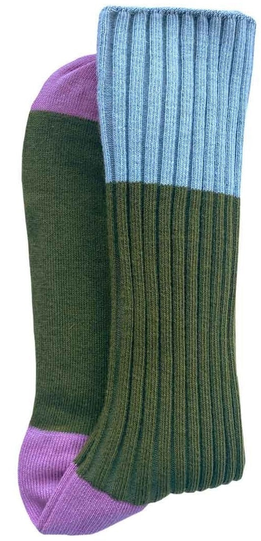 calzini yvette oliva, colore oliva, taglia 42/45. paio di calzini ecosostenibili piegati su sfondo neutro per evidenziare il tessuto naturale