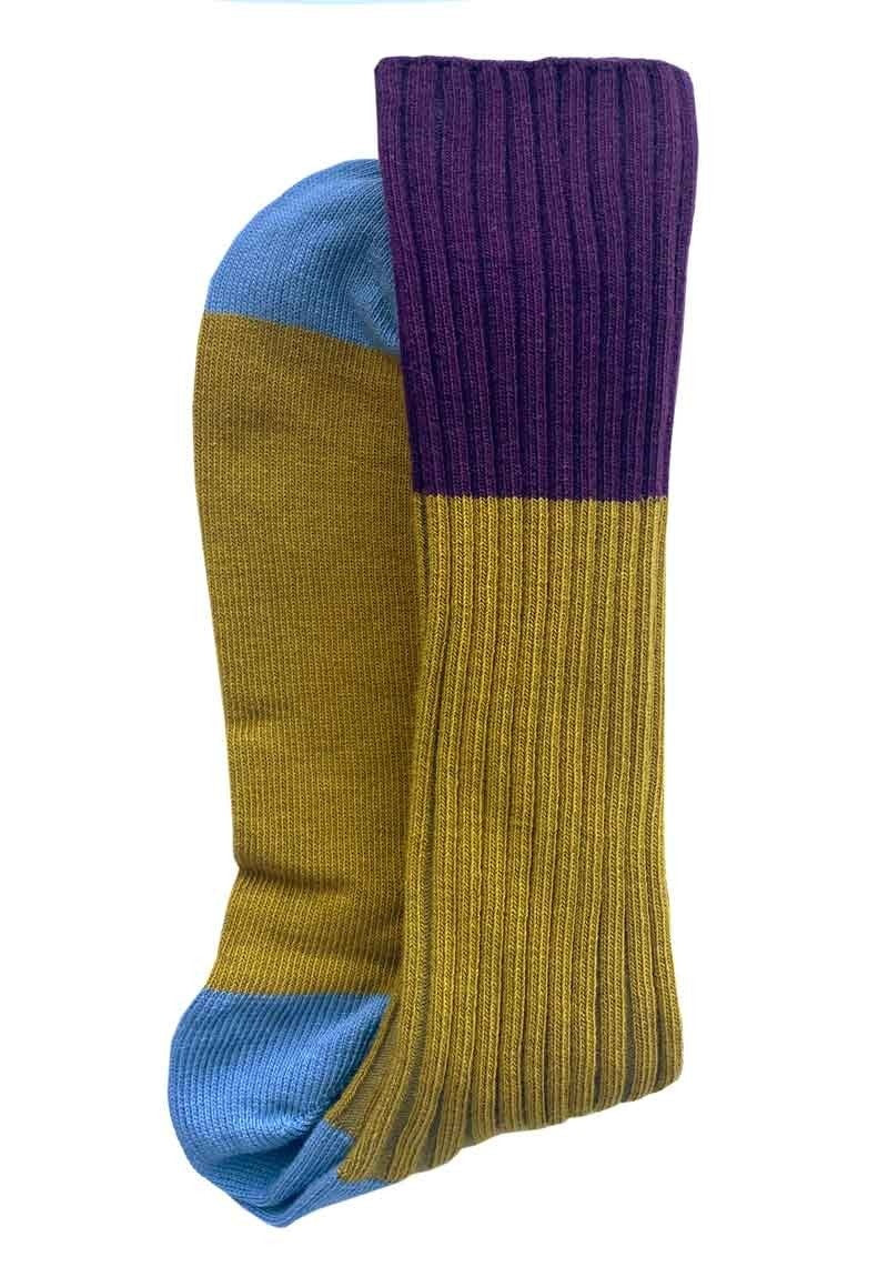 calzini yvette giallo, colore giallo, taglia 36/38. paio di calzini ecosostenibili piegati su sfondo neutro per evidenziare il tessuto naturale