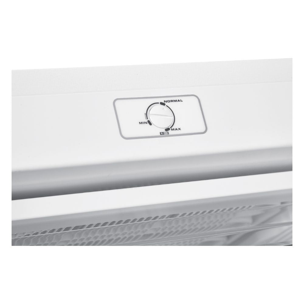 congelatore verticale dcv08sm3we0 60 lt a 3 cassetti con porta reversibile classe e bianco daya, ambientazione d’arredo con il prodotto protagonista