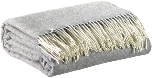 plaid carina perla, colore perla, taglia 130 x 190. vista frontale della coperta piegata su sfondo bianco