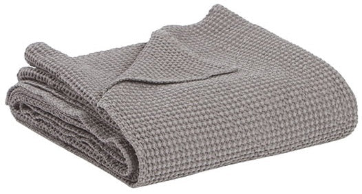 plaid maia uragano, colore uragano, taglia 140 x 200. vista frontale della coperta piegata su sfondo bianco