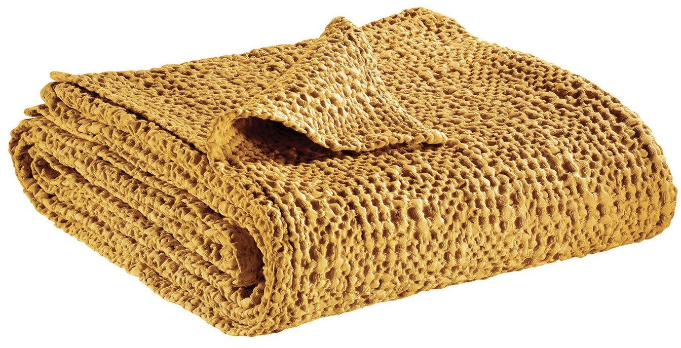 plaid tana mais, colore mais, taglia 140 x 200. vista frontale della coperta piegata su sfondo bianco