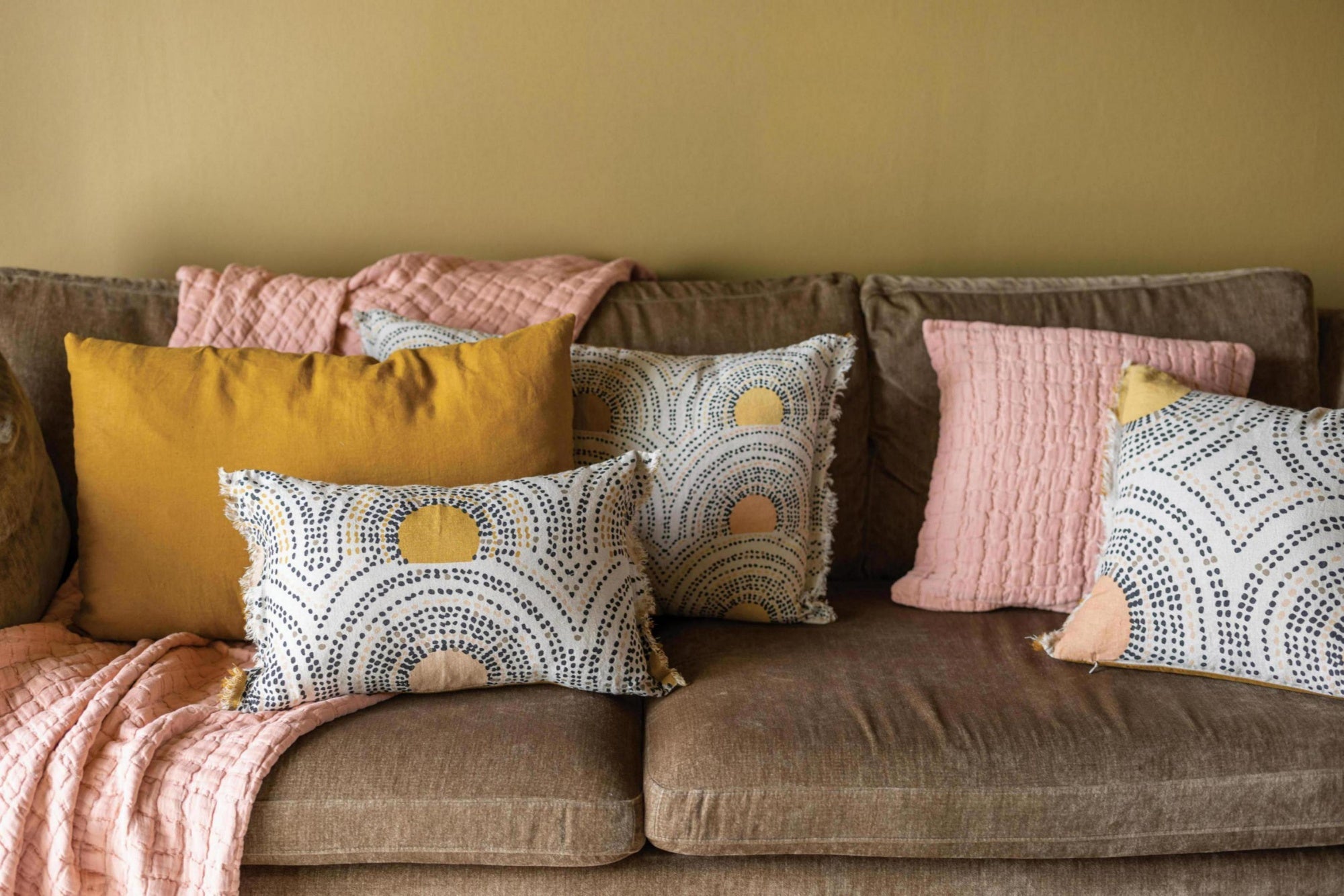 plaid swami argilla, colore argilla, taglia 130 x 200. aggiunge comfort e stile alla zona notte