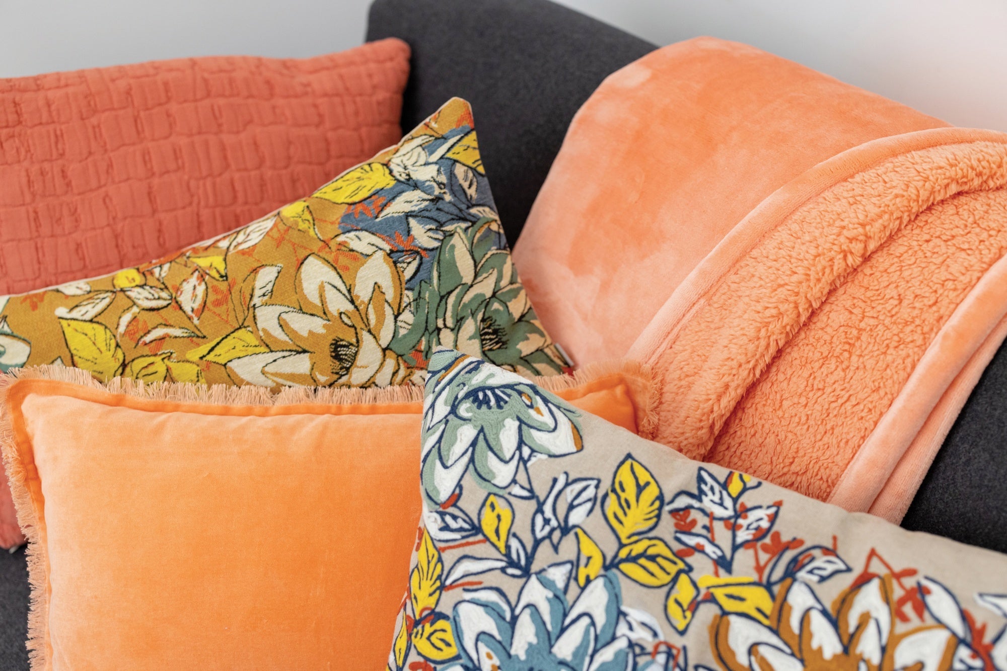 plaid michka guava, colore guava, taglia 130 x 160. coperta di qualità ideale per le notti fredde o il relax sul divano