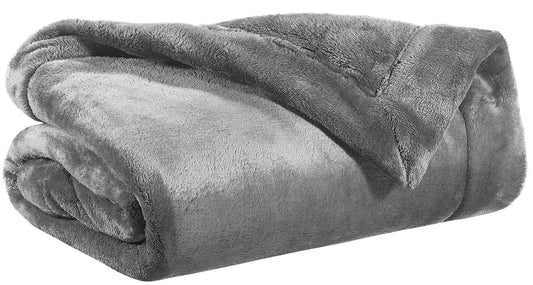 plaid tender grigio, colore grigio, taglia 150 x 200. vista frontale della coperta piegata su sfondo bianco