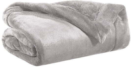 plaid tender perla, colore perla, taglia 150 x 200. vista frontale della coperta piegata su sfondo bianco