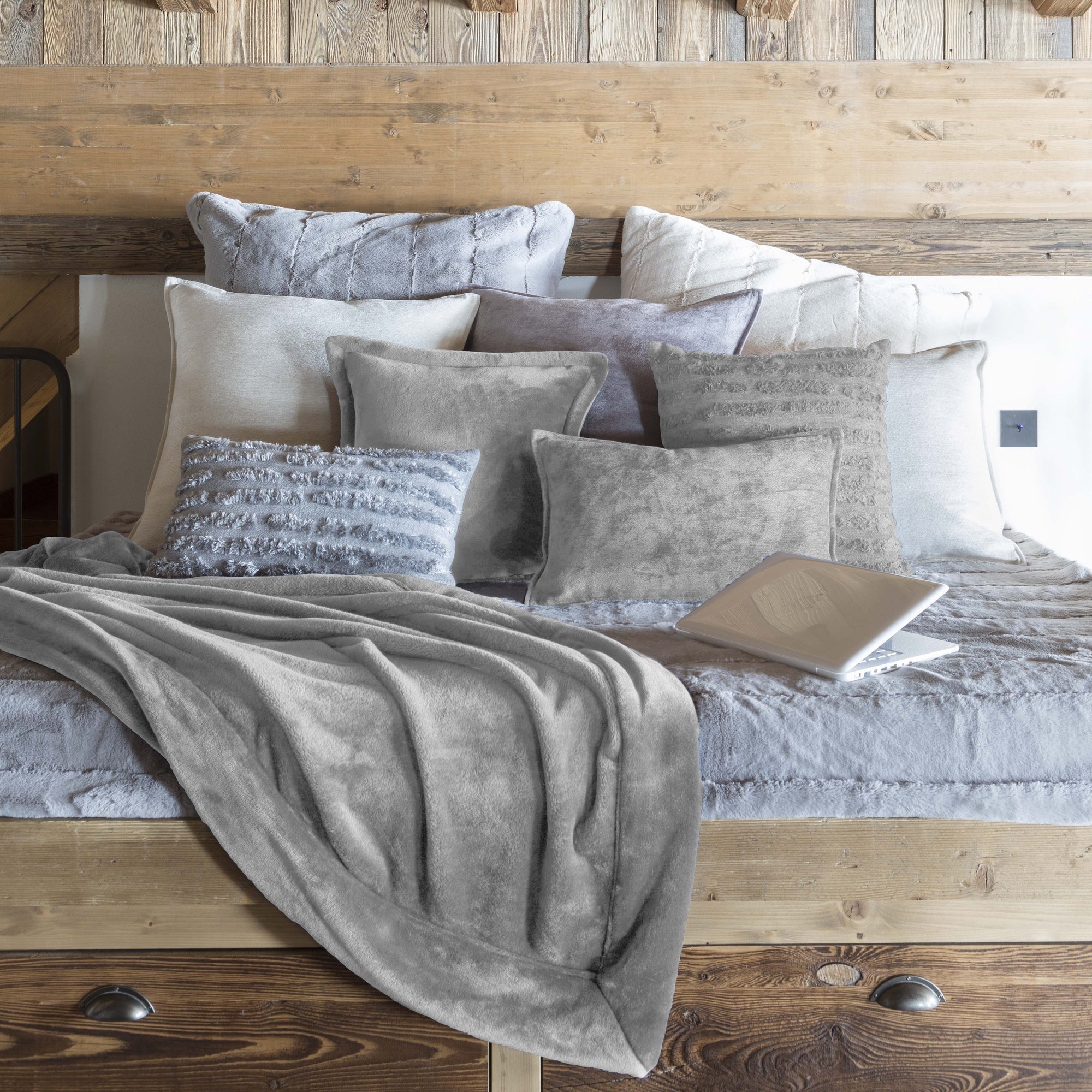 plaid tender perla, colore perla, taglia 150 x 200. coperta di qualità ideale per le notti fredde o il relax sul divano