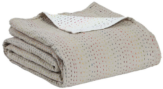 plaid gastounet multico, colore multico, taglia 240 x 260. vista frontale della coperta piegata su sfondo bianco