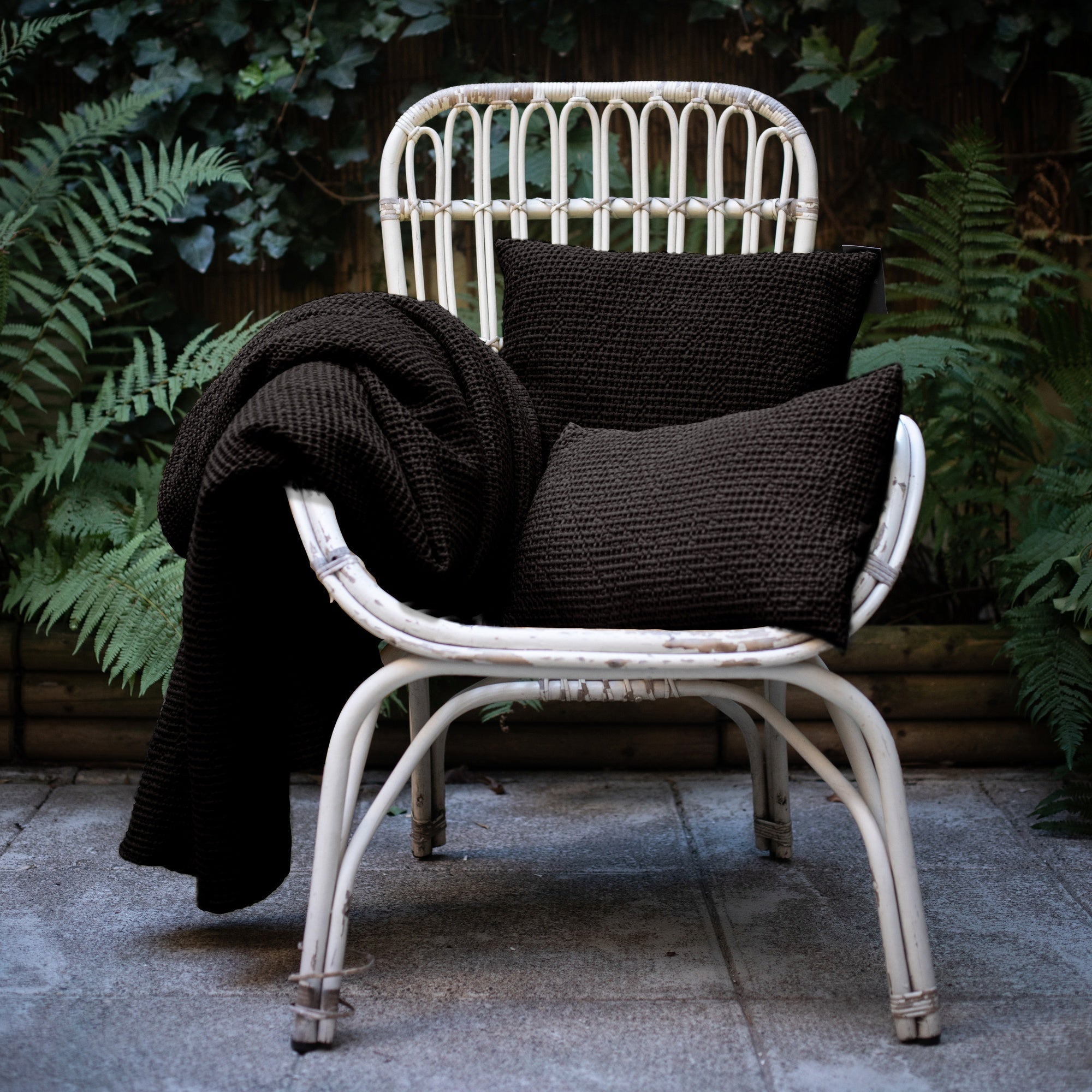 plaid maia carbone, colore carbone, taglia 180 x 260. coperta di qualità ideale per le notti fredde o il relax sul divano