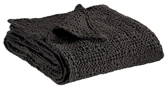 plaid tana carbone, colore carbone, taglia 180 x 260. vista frontale della coperta piegata su sfondo bianco