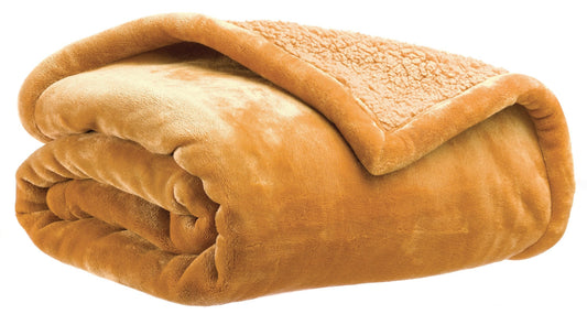 coperta michka bronzo, colore bronzo, taglia 240 x 220. vista frontale della coperta piegata su sfondo bianco