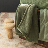 coperta michka mandorla, colore mandorla, taglia 240 x 220. mantiene il letto caldo nelle notti più fredde