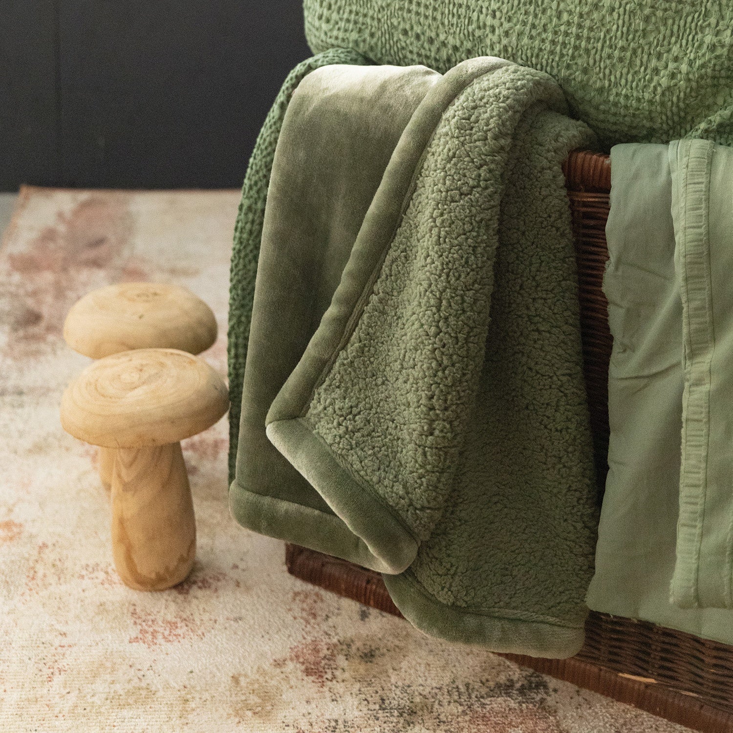 coperta michka mandorla, colore mandorla, taglia 240 x 220. mantiene il letto caldo nelle notti più fredde