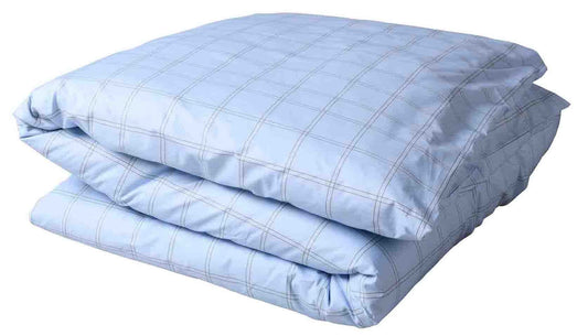 copripiumino chloe cielo, colore cielo, taglia 240 x 220. copripiumino piegato su sfondo neutro per una visione dettagliata