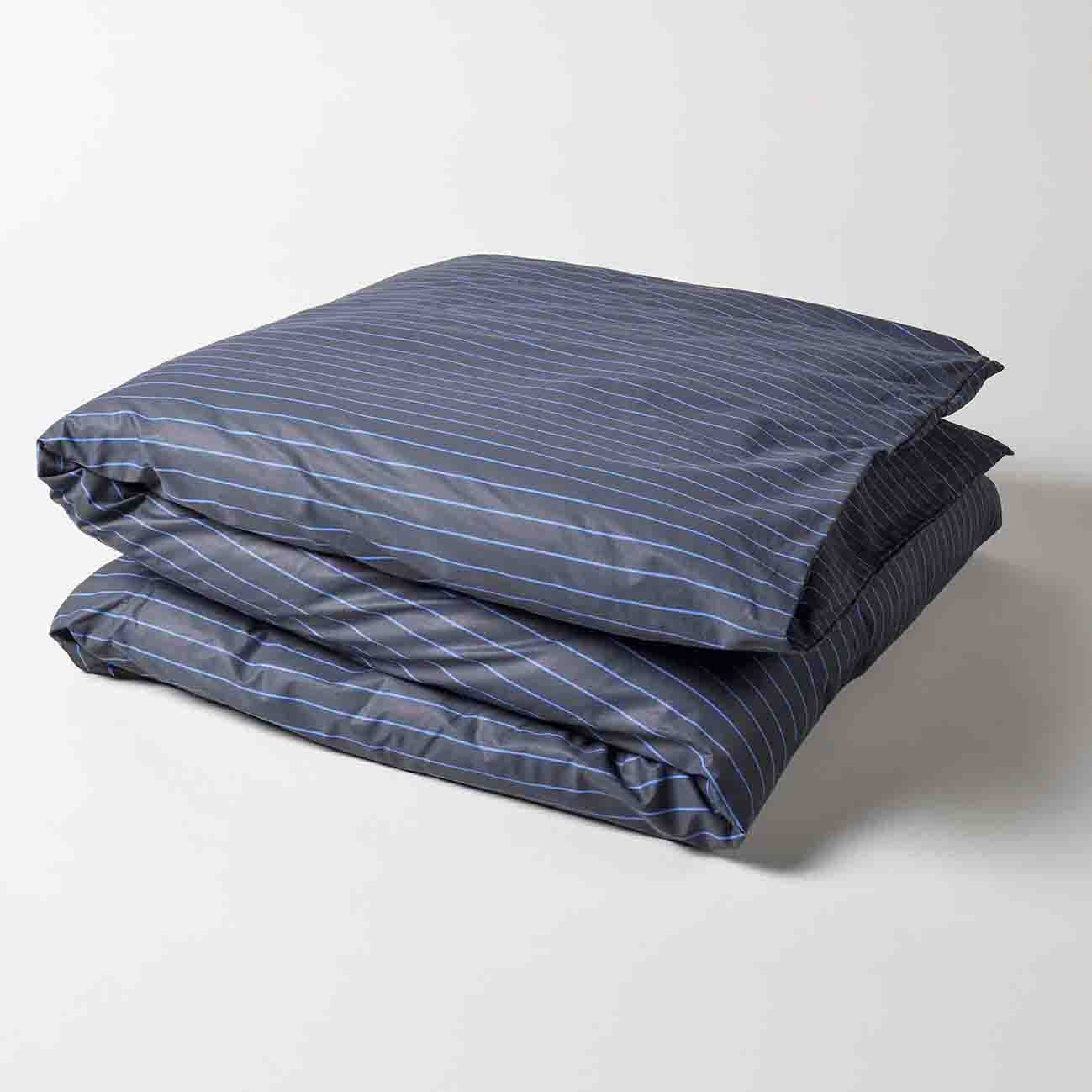 copri-piumino line blu, colore blu, taglia 240 x 220. soluzione elegante per proteggere e valorizzare il piumino