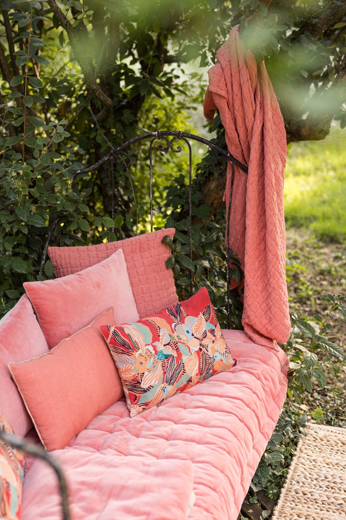 cuscino swami pesca, colore pesca, taglia 45 x 45. design versatile che si adatta a stili moderni e classici