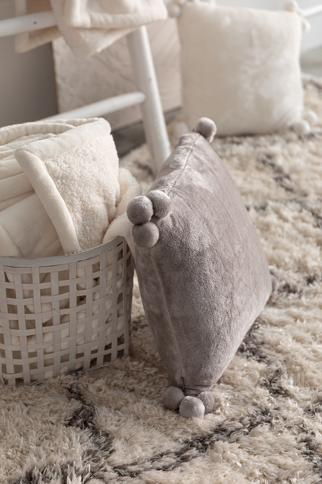 cuscino tender pompons perla, colore perla, taglia 45 x 45. design versatile che si adatta a stili moderni e classici