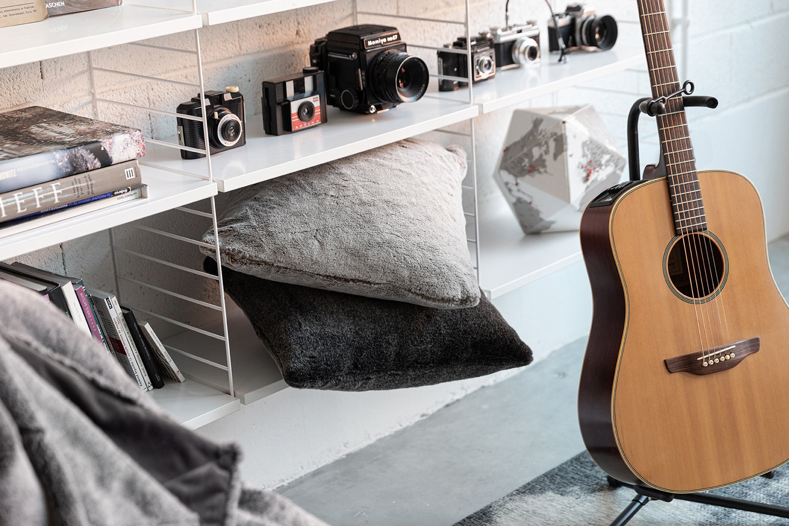 cuscino kinta carbone, colore carbone, taglia 45 x 45. design versatile che si adatta a stili moderni e classici