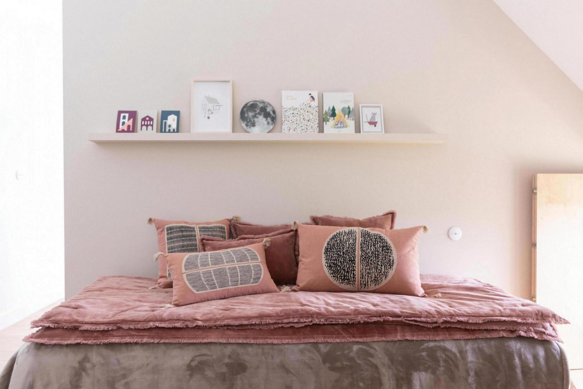 cuscino ricamato yael palissandro, colore palissandro, taglia 45 x 45. design versatile che si adatta a stili moderni e classici