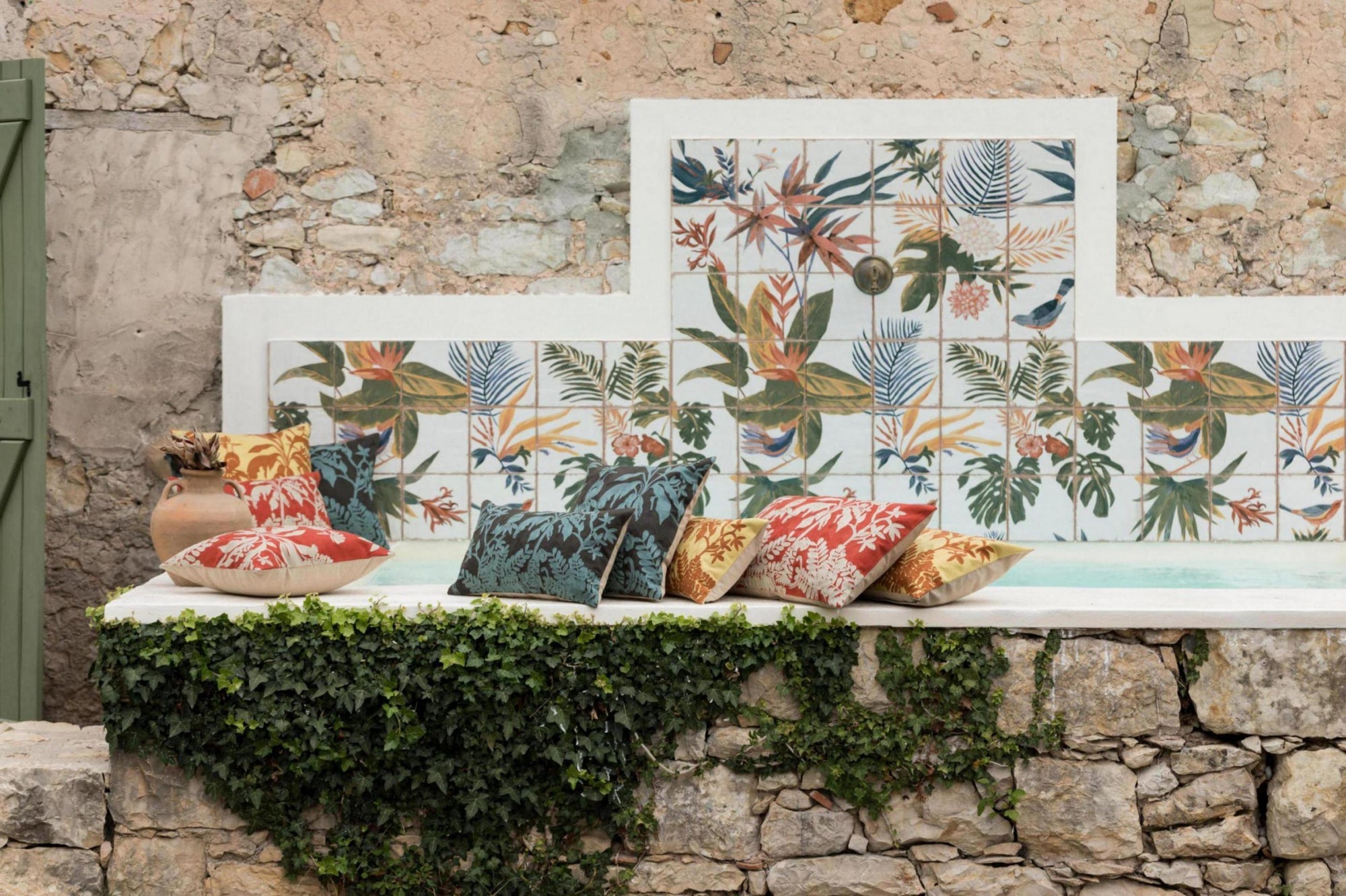 cuscino ricamato raki gold, colore gold, taglia 45 x 45. ideale come complemento d’arredo su divani, poltrone o letti