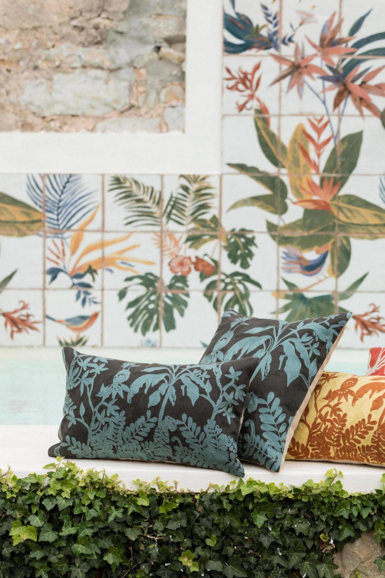 cuscino ricamato raki carbone, colore carbone, taglia 45 x 45. design versatile che si adatta a stili moderni e classici