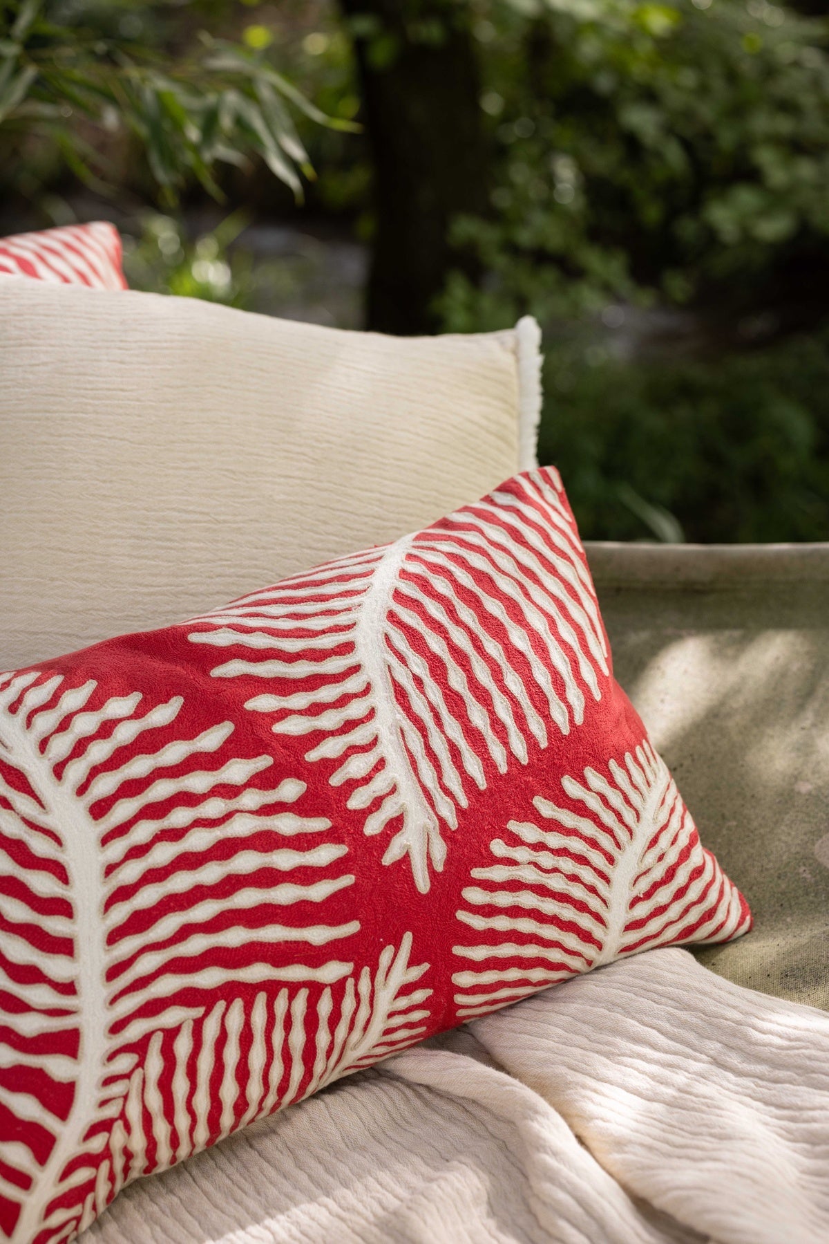 cuscino ricamato flora papaya, colore papaya, taglia 30 x 50. design versatile che si adatta a stili moderni e classici