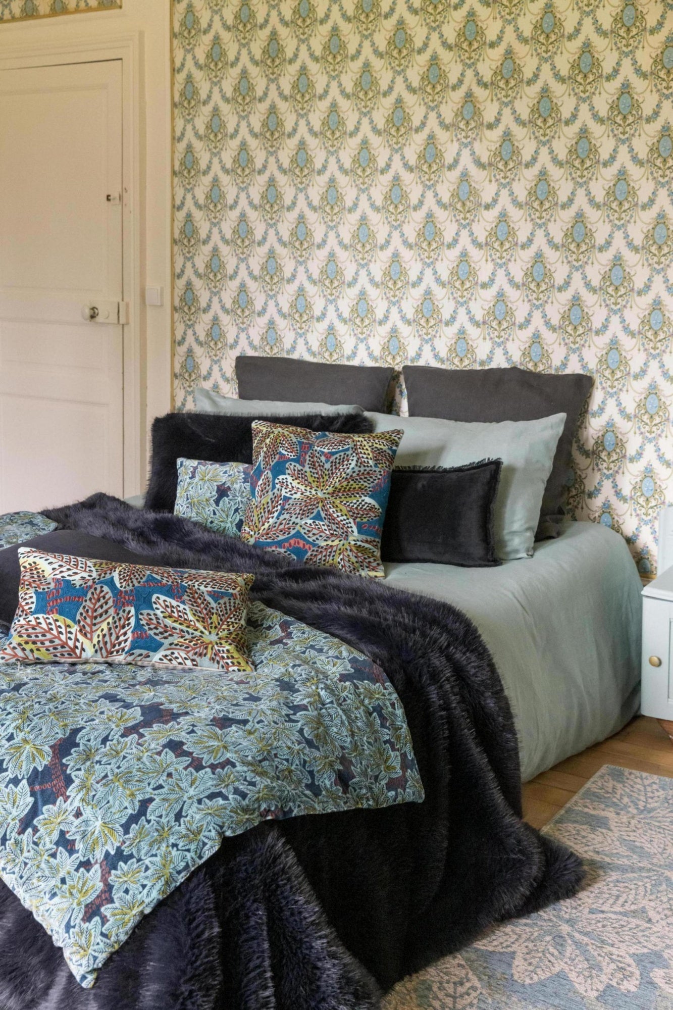 cuscino ricamato ariane olio, colore olio, taglia 45 x 45. design versatile che si adatta a stili moderni e classici