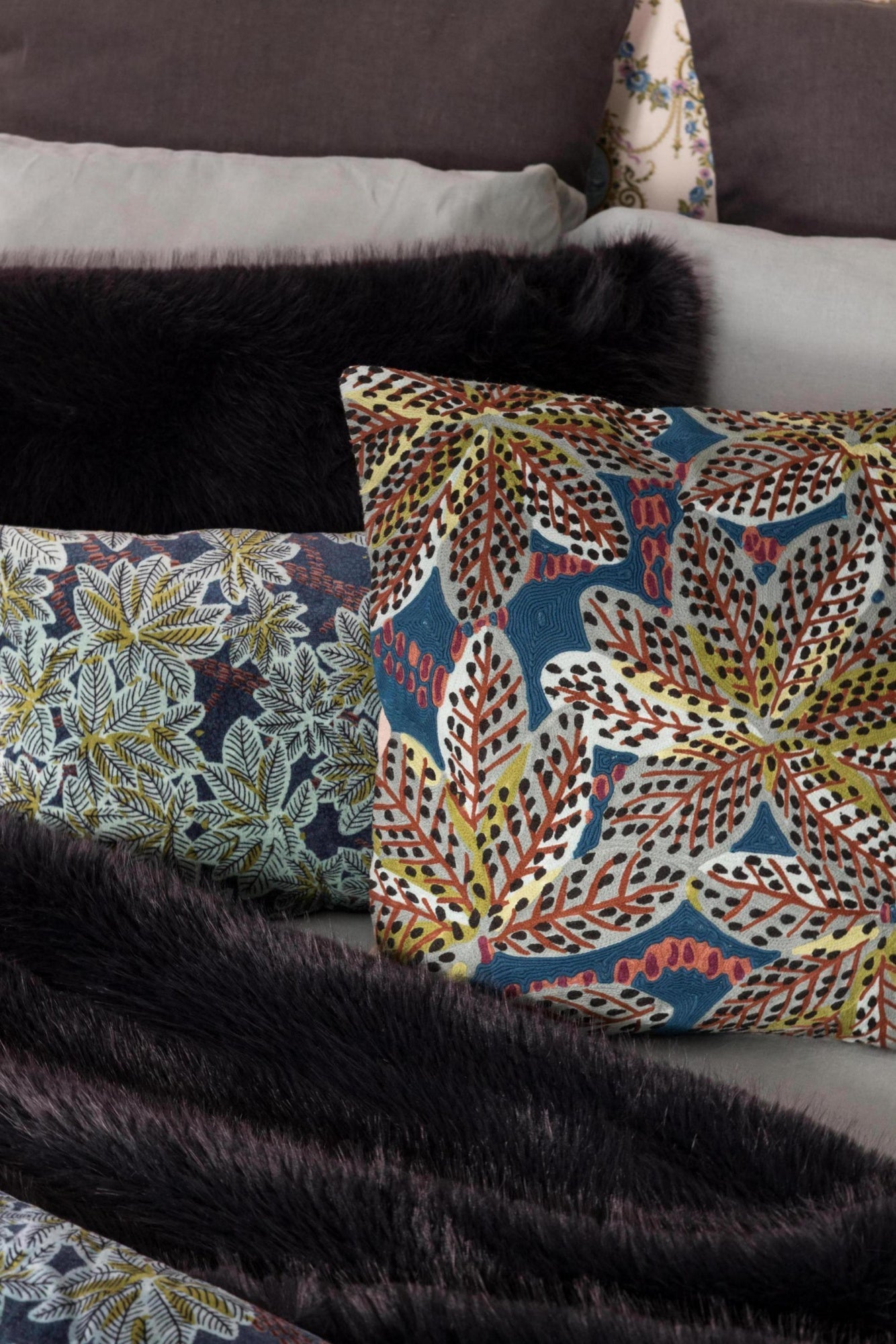 cuscino ricamato ariane olio, colore olio, taglia 45 x 45. rivestimento resistente e piacevole al tatto