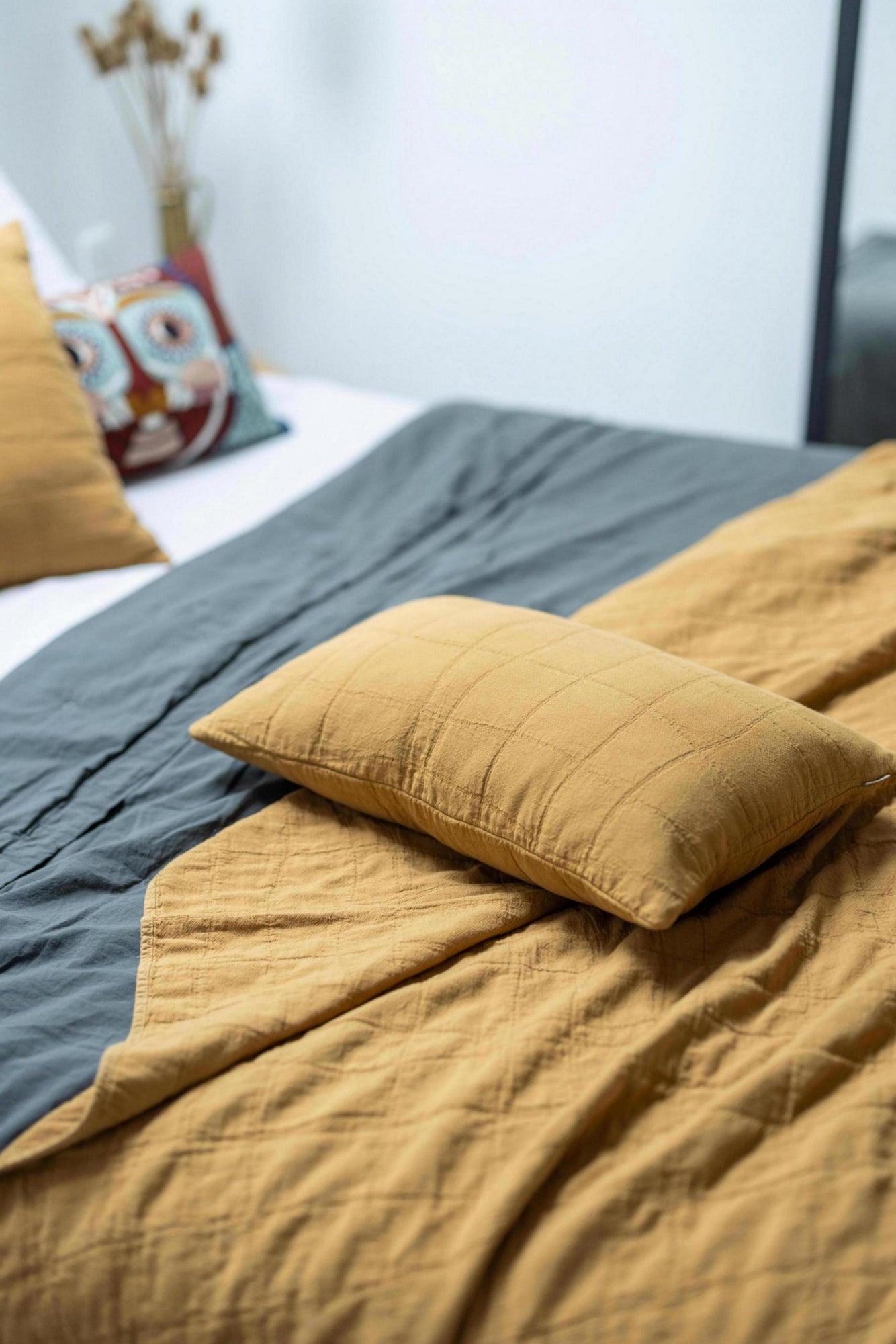 cuscino riciclato titou avana, colore avana, taglia 30 x 50. ideale come complemento d’arredo su divani, poltrone o letti