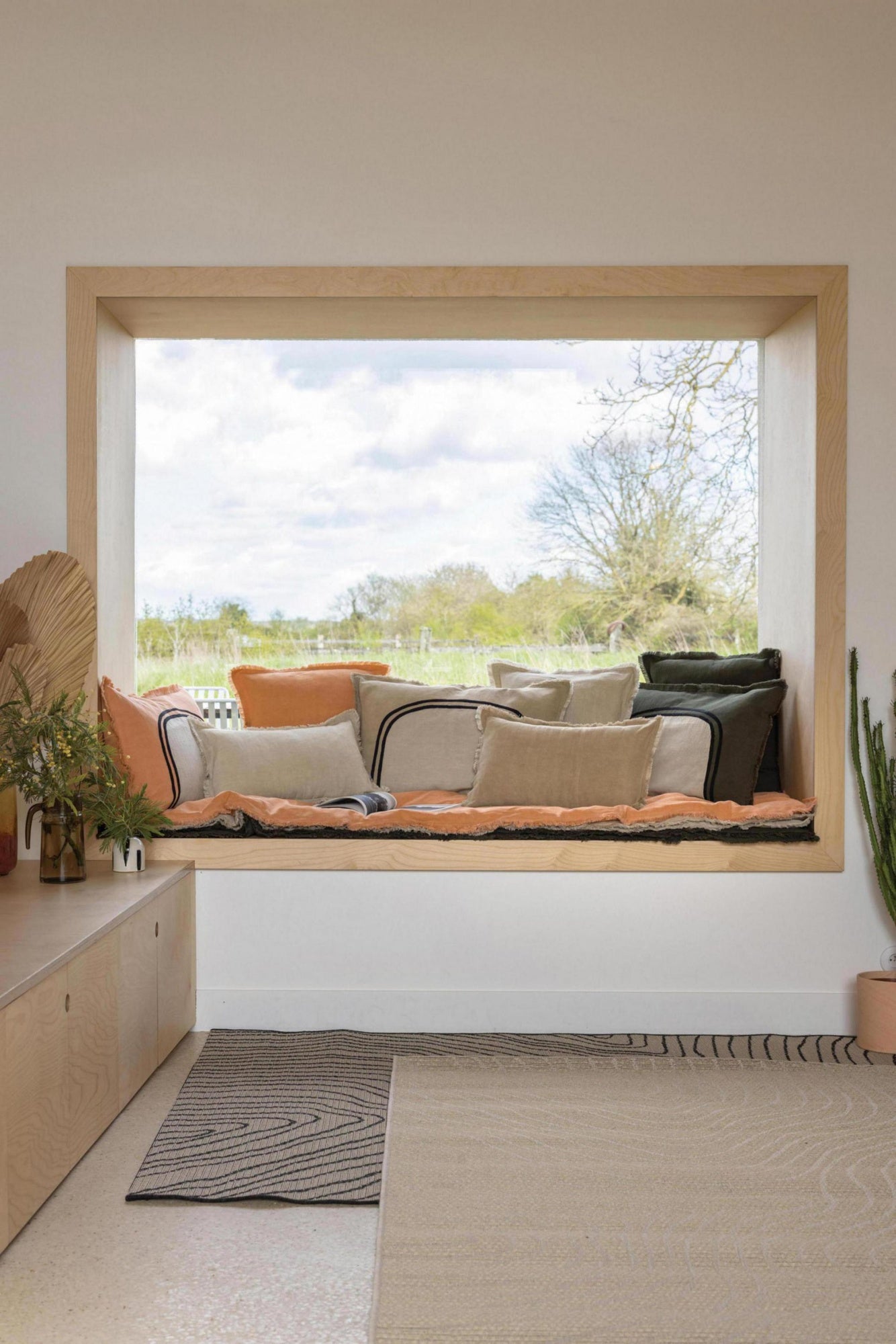 cuscino tinta unita laly oliva, colore oliva, taglia 45 x 45. ideale come complemento d’arredo su divani, poltrone o letti