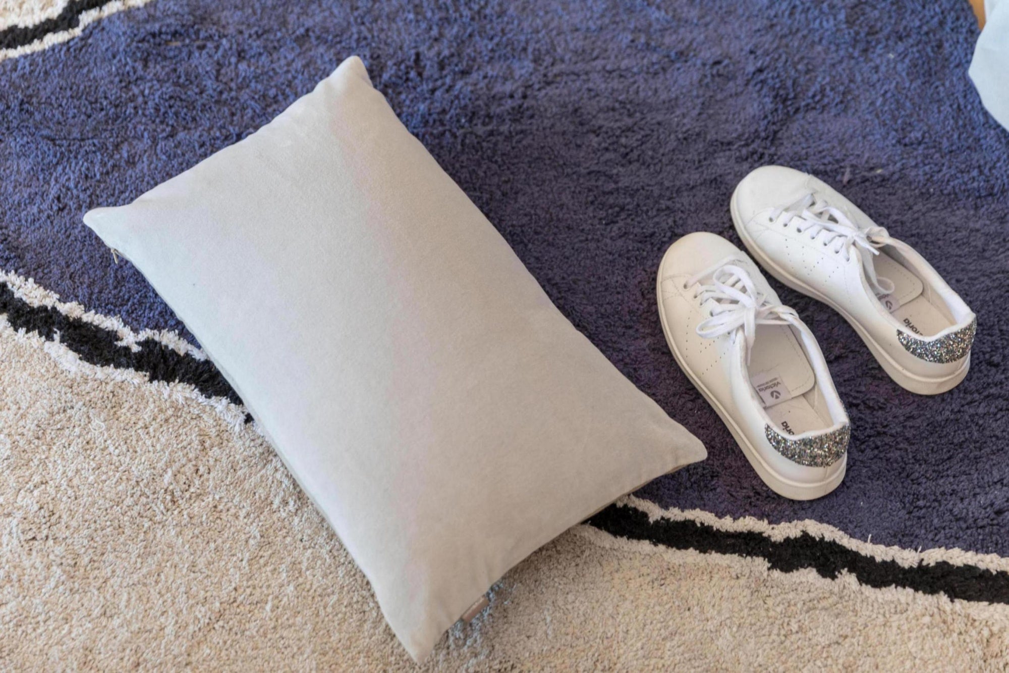 cuscino tinta unita elise perla, colore perla, taglia 40 x 65. ideale come complemento d’arredo su divani, poltrone o letti