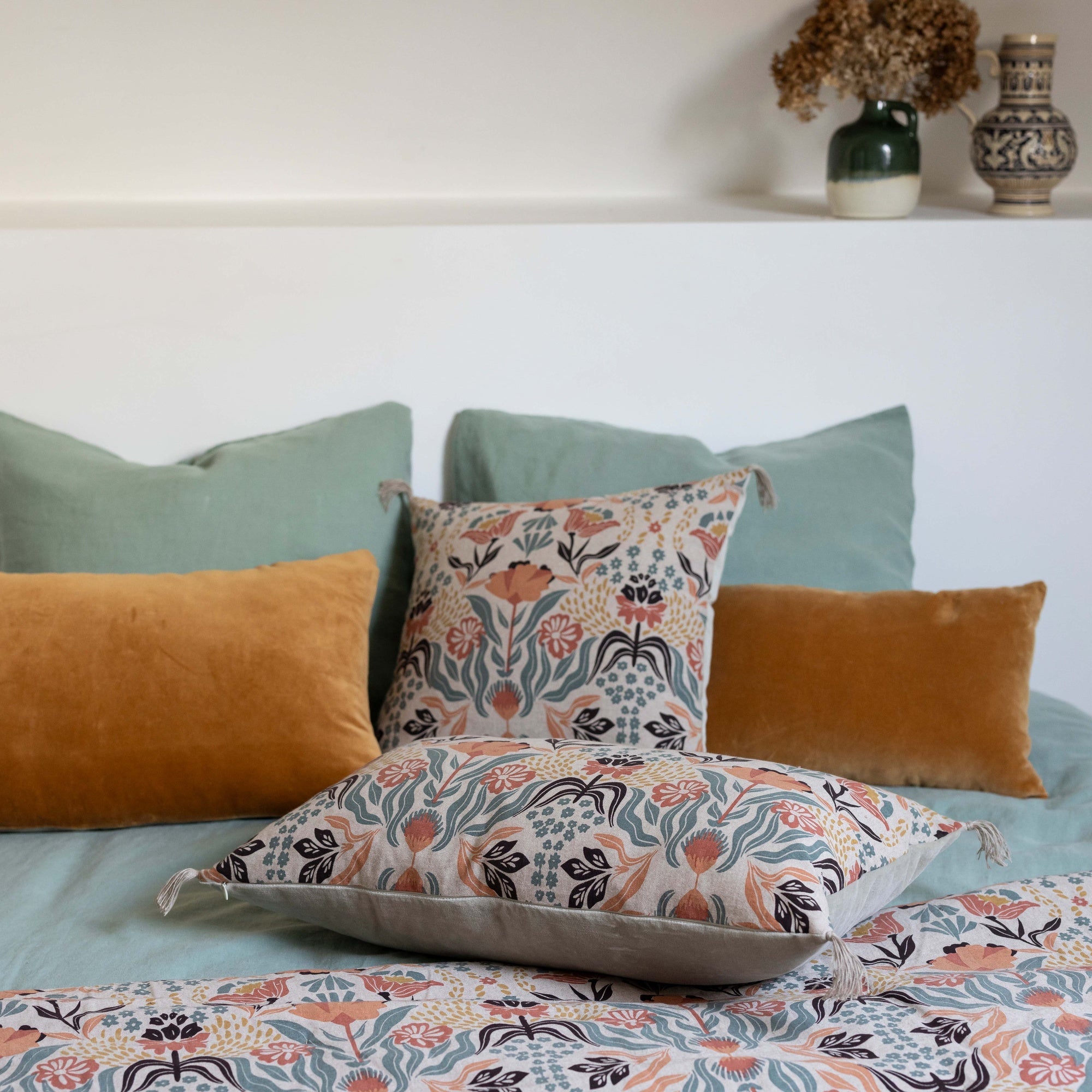 cuscino tinta unita elise ocra, colore ocra, taglia 40 x 65. design versatile che si adatta a stili moderni e classici