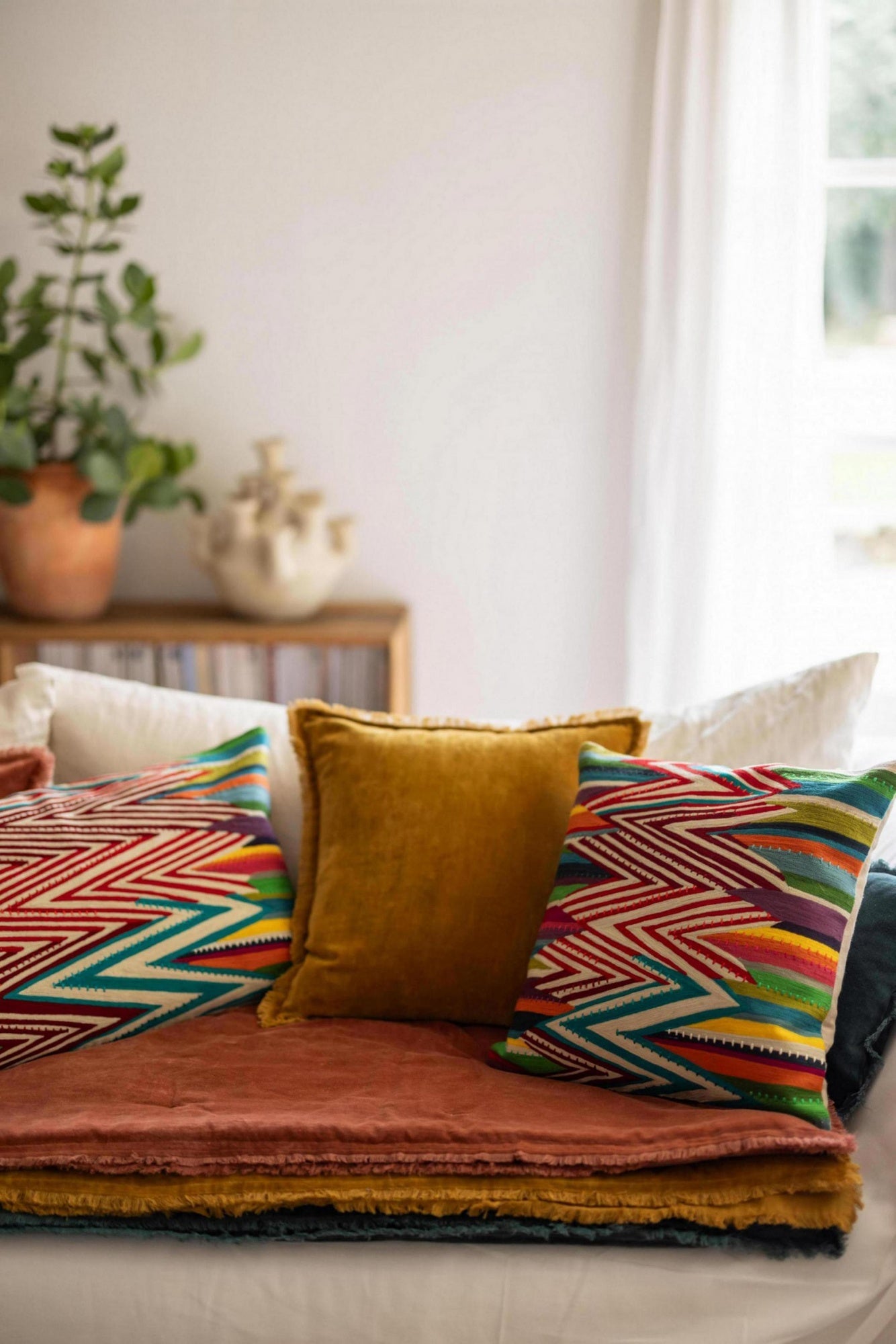 cuscino tinta unita fara zafferano, colore zafferano, taglia 45 x 45. design versatile che si adatta a stili moderni e classici