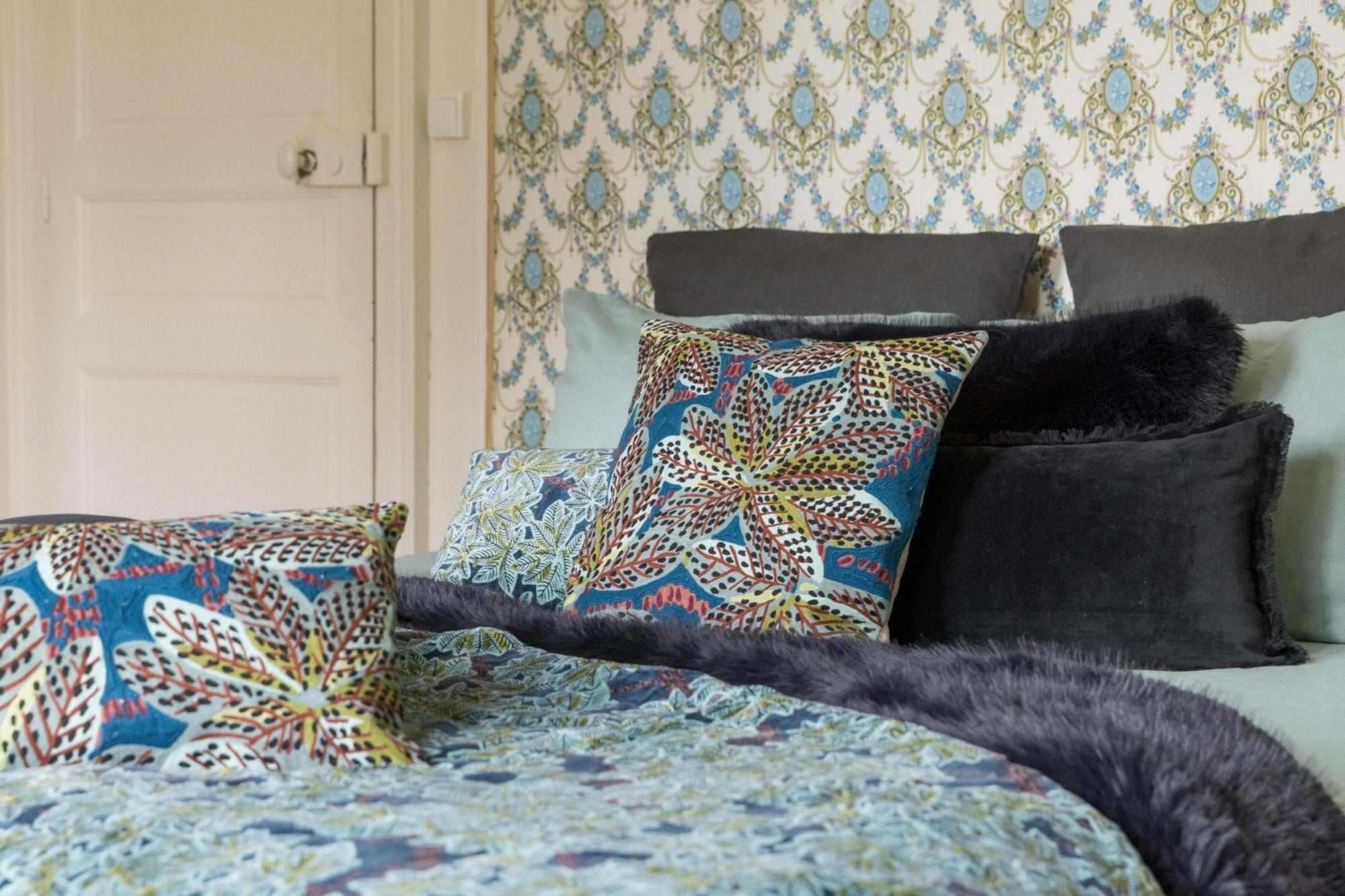 cuscino tinta unita fara caviale, colore caviale, taglia 30 x 50. ideale come complemento d’arredo su divani, poltrone o letti