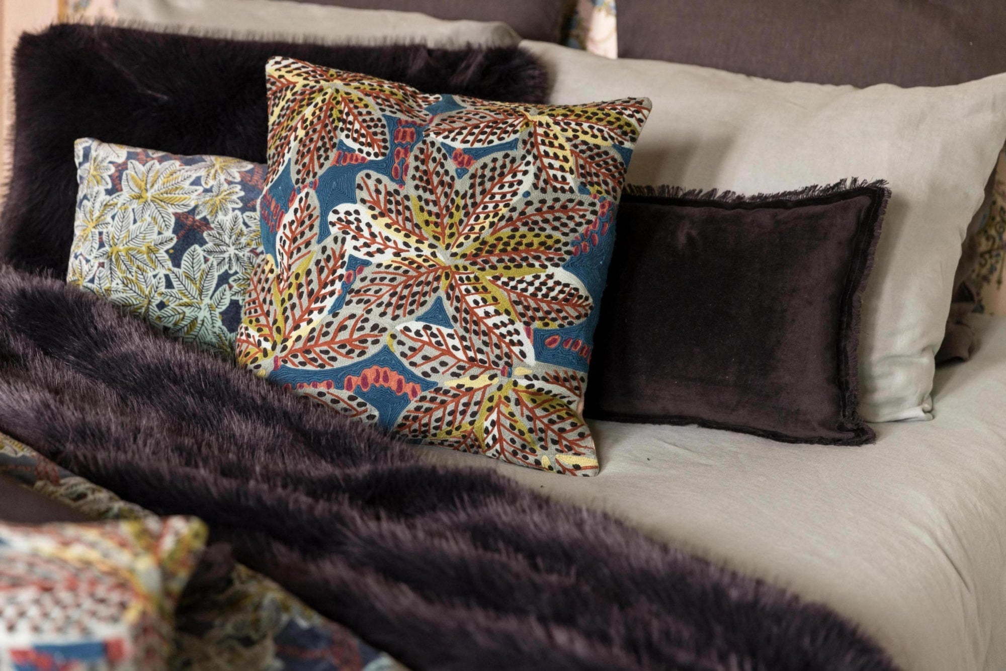 cuscino tinta unita fara caviale, colore caviale, taglia 30 x 50. imbottitura soffice per un comfort quotidiano