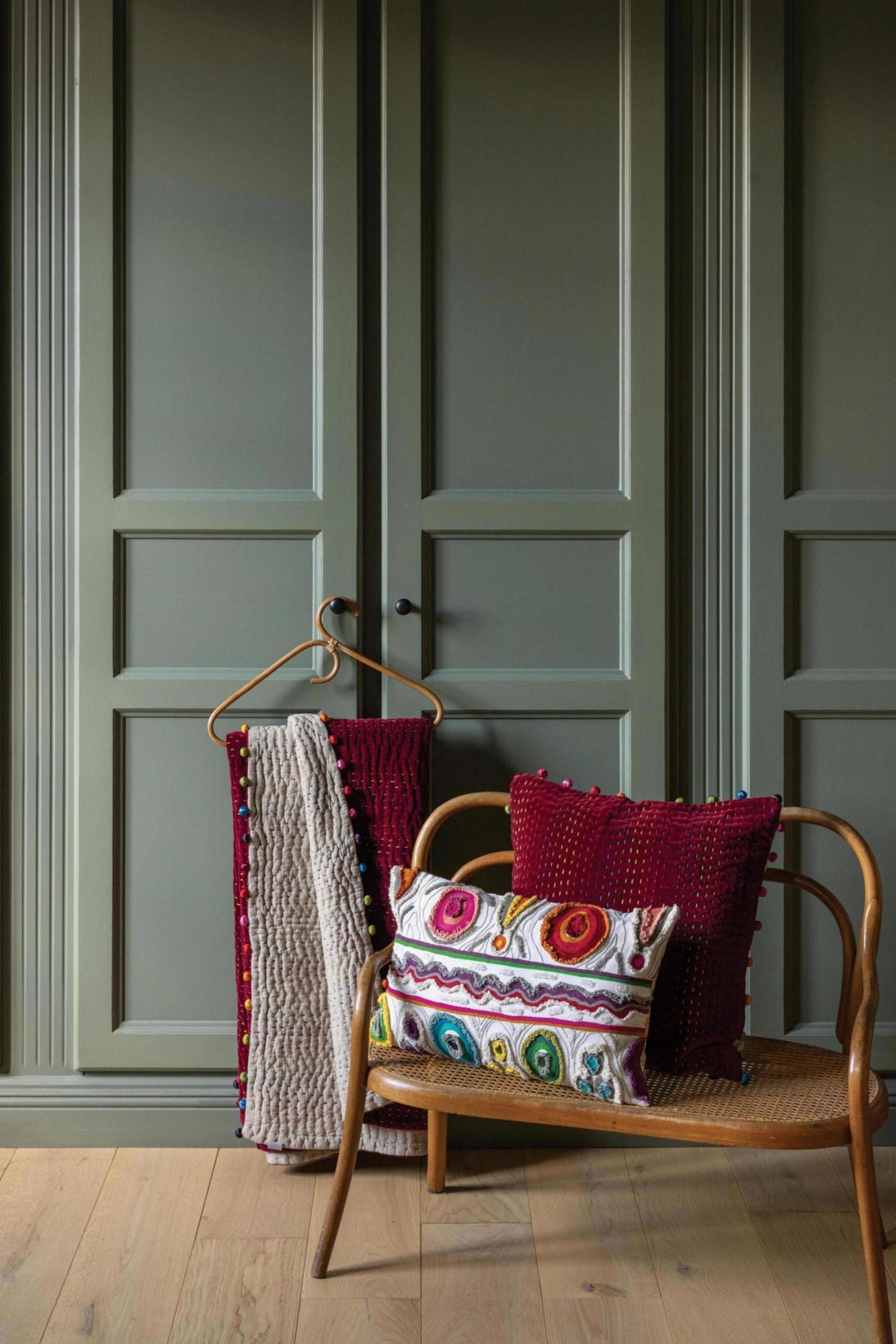 cuscino tinta unita gastounet ciliegia morello, colore ciliegia morello, taglia 45 x 45. ideale come complemento d’arredo su divani, poltrone o letti