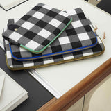 custodia ipad max caviar, colore max caviar, taglia 19 x 26 x 3. dettaglio del prodotto da bagno