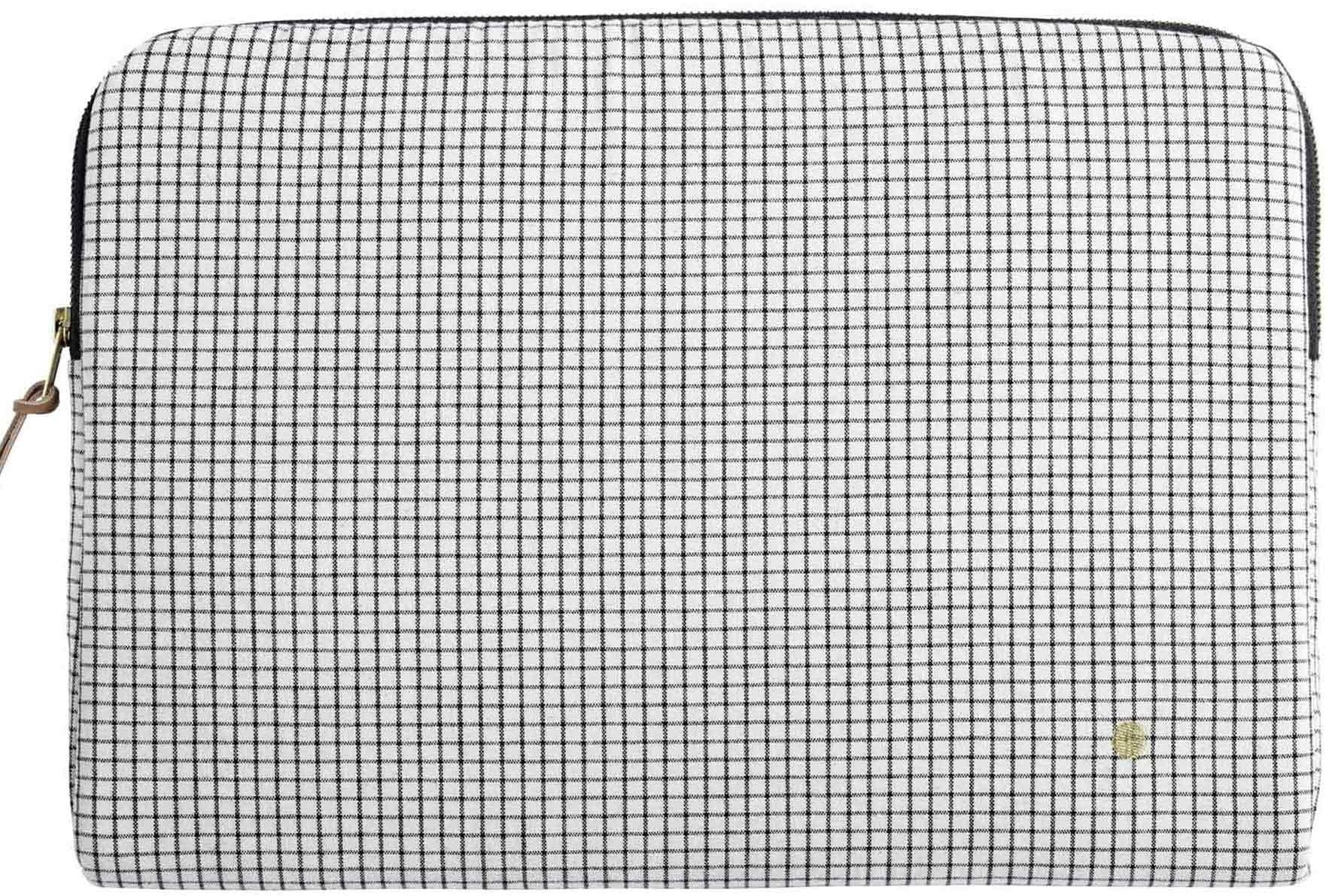 custodia per computer gustave caviar, colore gustave caviar, taglia 15-16"". vista frontale della custodia in tessuto eco su sfondo neutro